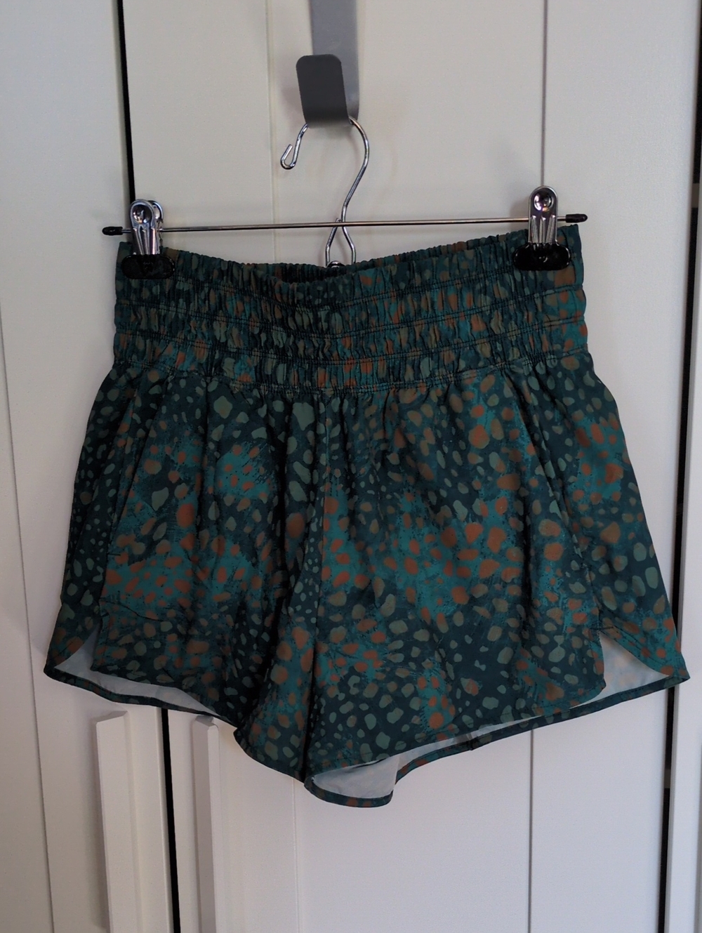 Old Navy Green Patterned Elastic-Waist Running Shorts